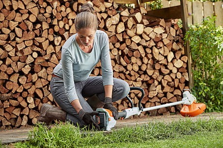 Kobieta-uzywa-Stihl-FSA-57-Kosa-akumulatorowa,-bez-akumulatora-i-ladowarki-w-ogrodzie..jpg