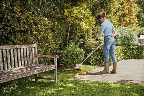 Kobieta-uzywa-Stihl-FSA-57-Kosa-akumulatorowa-na-trawniku-w-ogrodzie..jpg