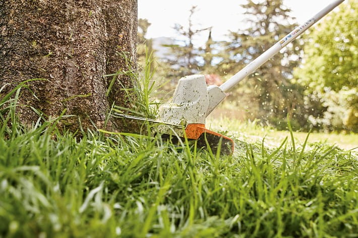 Stihl-FSA-57-Kosa-akumulatorowa-przycinajaca-trawe-wokol-drzewa..jpg